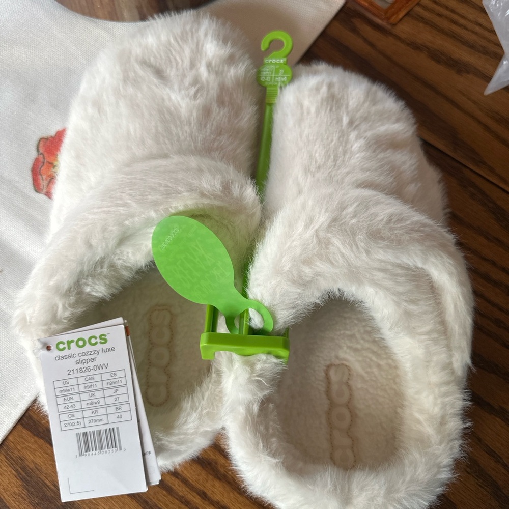 Crocs Cozzzy Luxe Slippers NWT White Fuzzy Size M9/W11